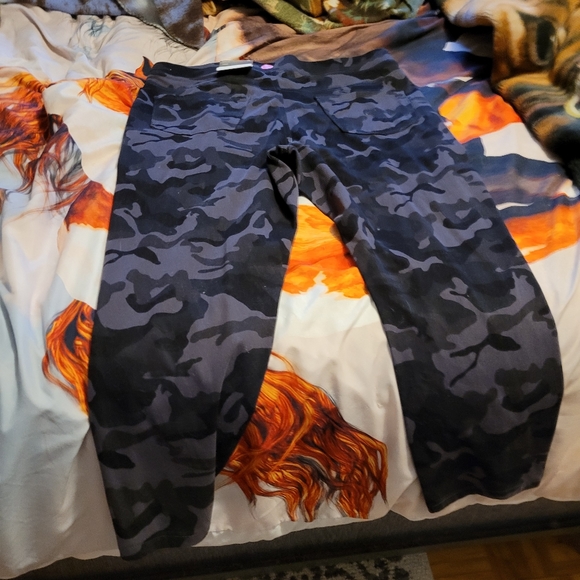 Ladies black camo capris - Picture 3 of 4